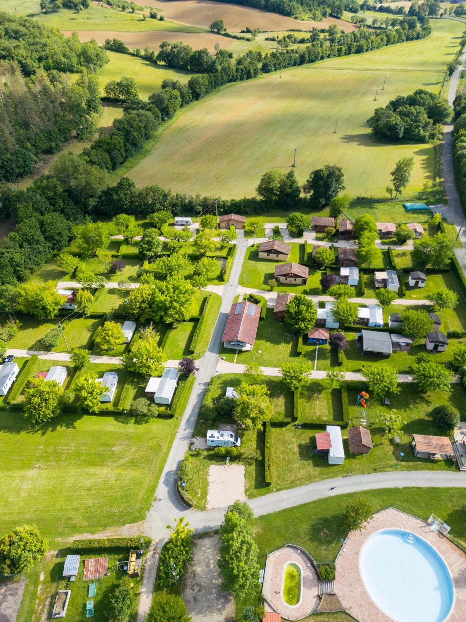 Camping Familial Paisible Avec Piscine, Mobil Home , Chalet, Studio & Emplacement Nue Casties-Labrande エクステリア 写真