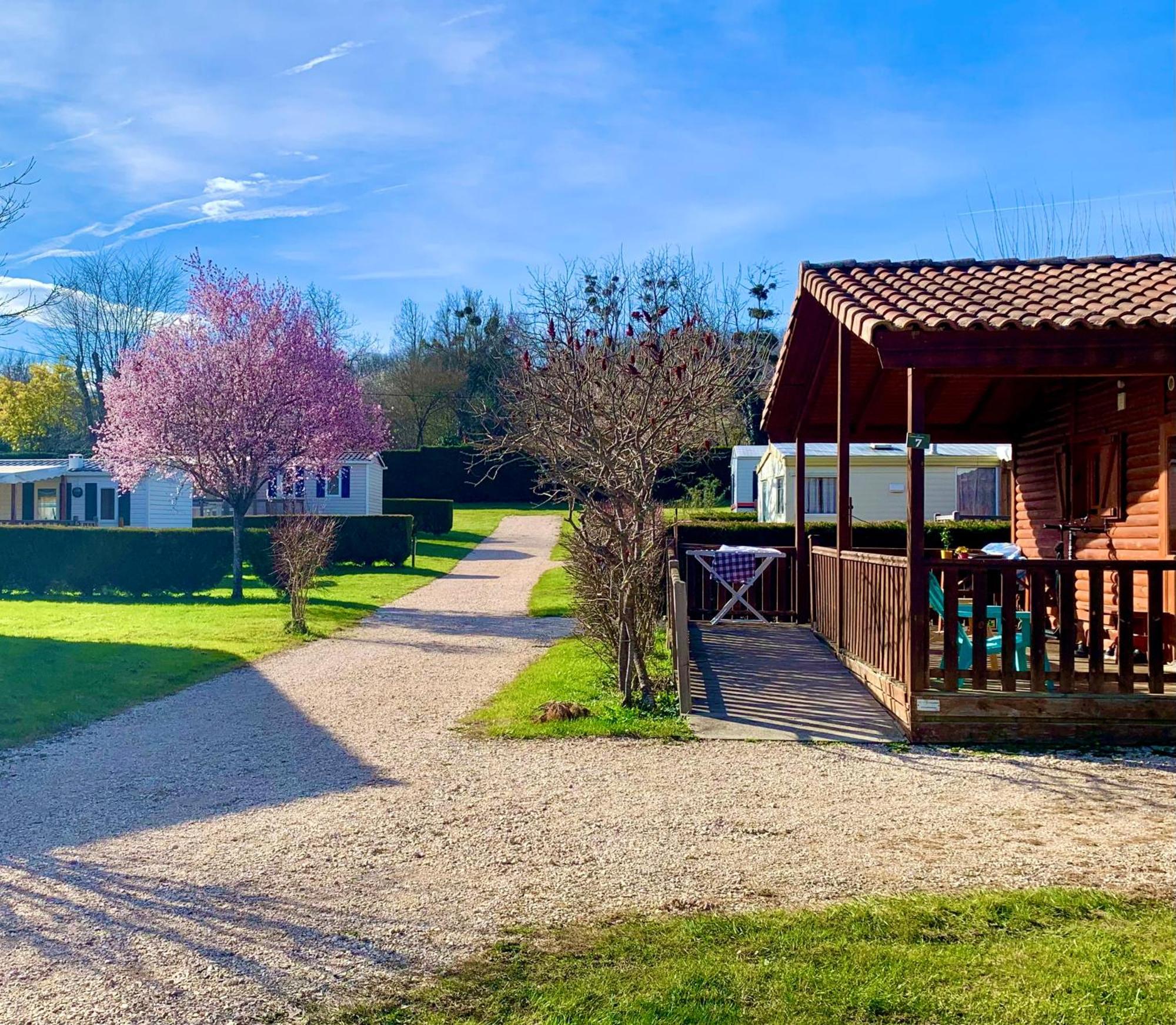 Camping Familial Paisible Avec Piscine, Mobil Home , Chalet, Studio & Emplacement Nue Casties-Labrande エクステリア 写真